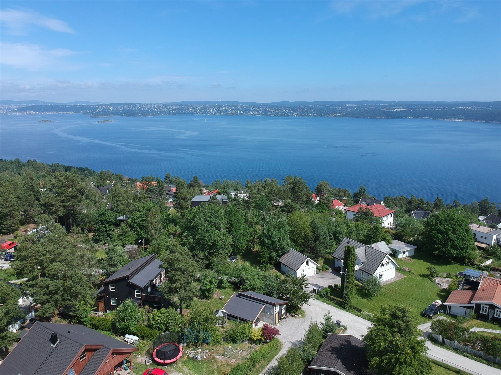 Området byr på flotte turområder sommer som vinter med nærhet til marka som er et populært område for aktive familier. Sentrumsnær og barnevennlig beliggenhet med et rikt fritidstilbud. Galleribilde