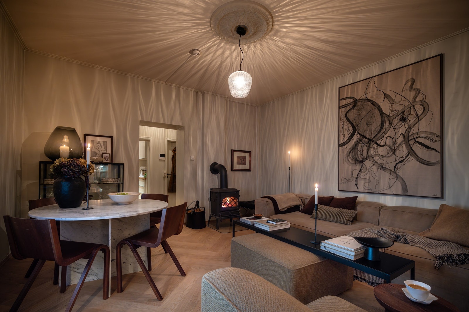 Her er det god plass til både sofagruppe, spisebord og tv-møbel. Galleribilde