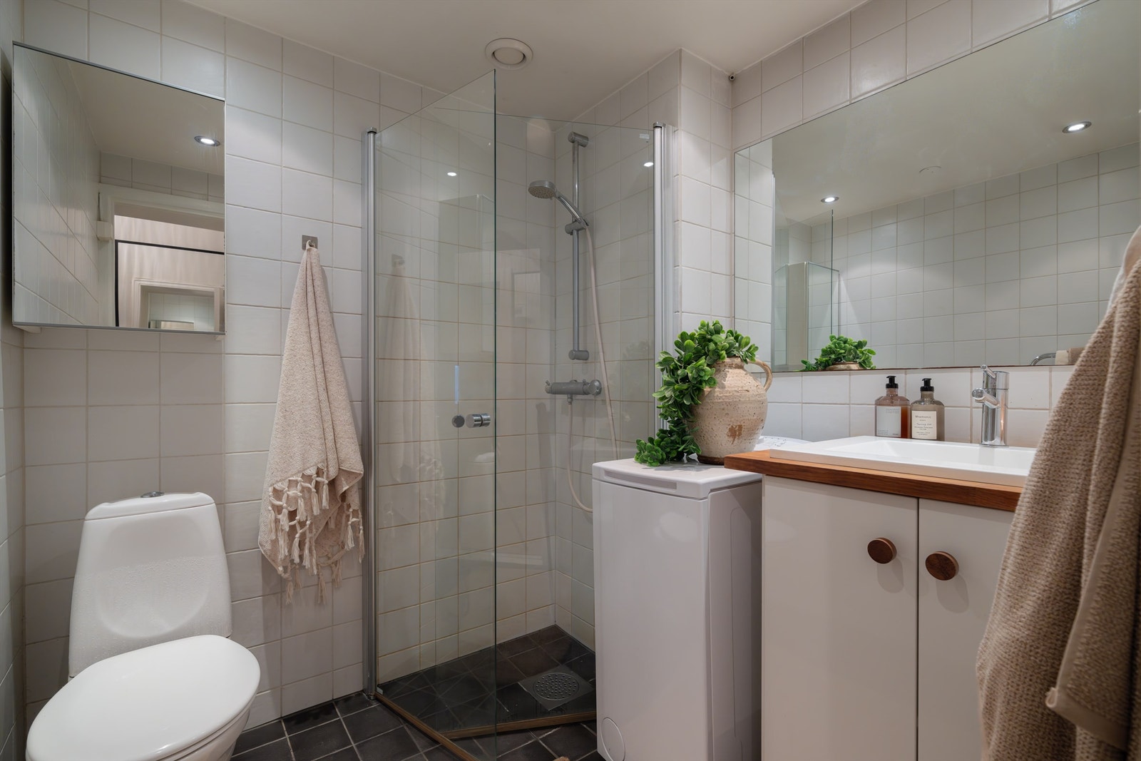 Badet er praktisk innredet og fremstår romslig. Galleribilde