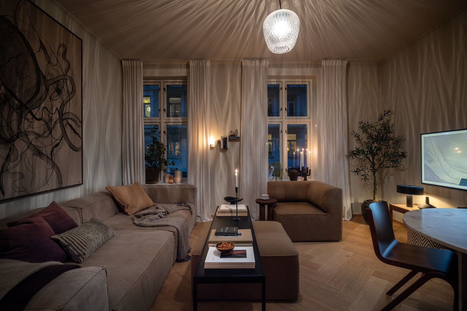 En bolig som kombinerer sentral beliggenhet med ro, kvalitet og gjennomført design. Galleribilde