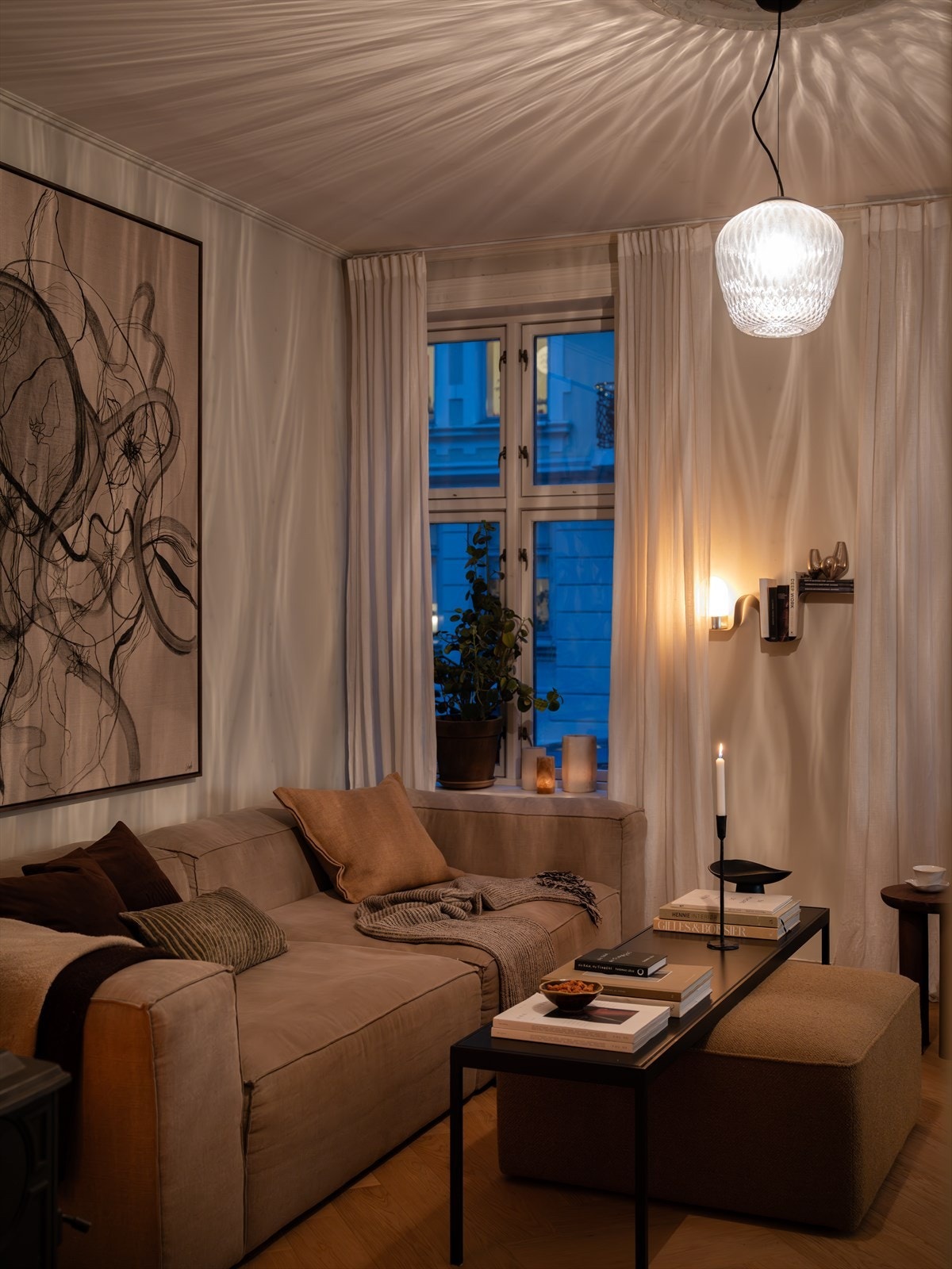 Leilighetens oppholdsrom fremstår som romslig og lett å innrede. Galleribilde