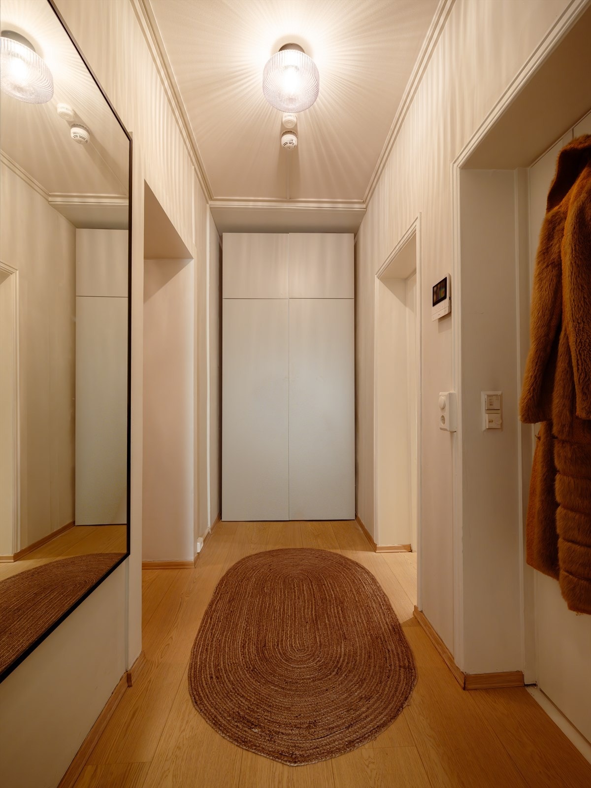 Innholdsrikt og stort garderobeskap i entré medfølger ved salg. Galleribilde