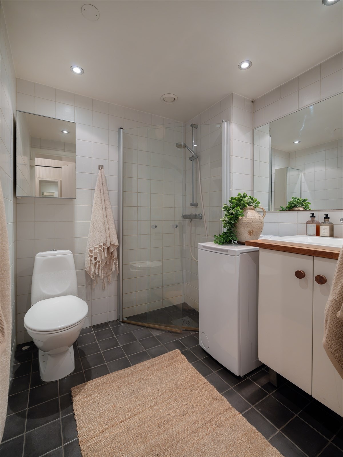 Delikat og tidløst flislagt bad fra 2009 med varmekabler i gulv og opplegg til vaskemaskin. Galleribilde