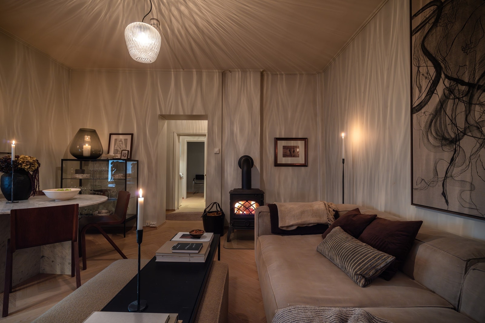 Dette er en ideell 2-roms for deg som ønsker en stilren leilighet med sosial planløsning, klassisk sjarm og en behagelig atmosfære. Galleribilde