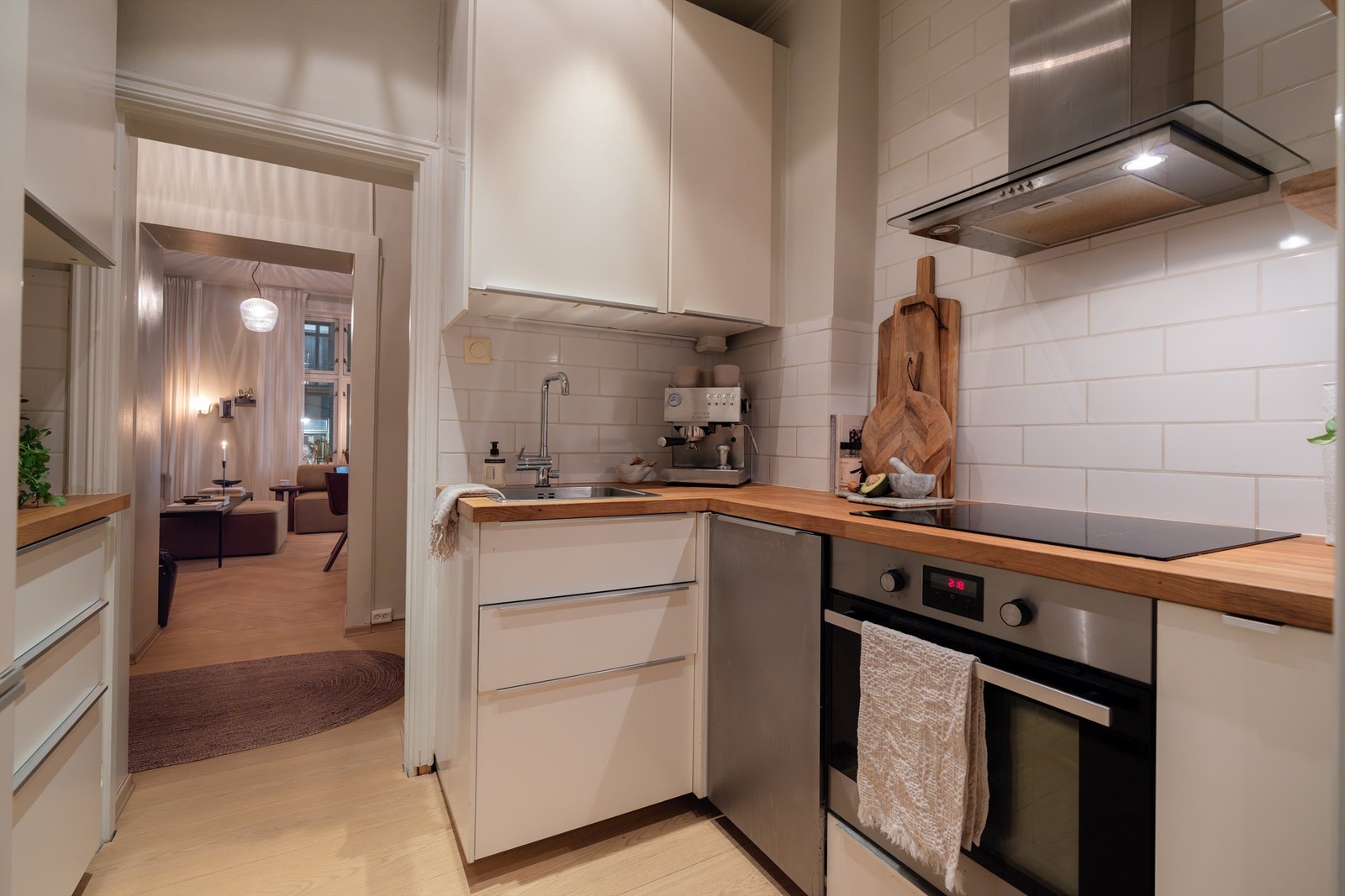 På kjøkkenet, i entréen og på soverommet er det lagt en nydelig en-stavs parkett fra 2025 for å bryte opp med fiskebensmønteret i stuen. Galleribilde