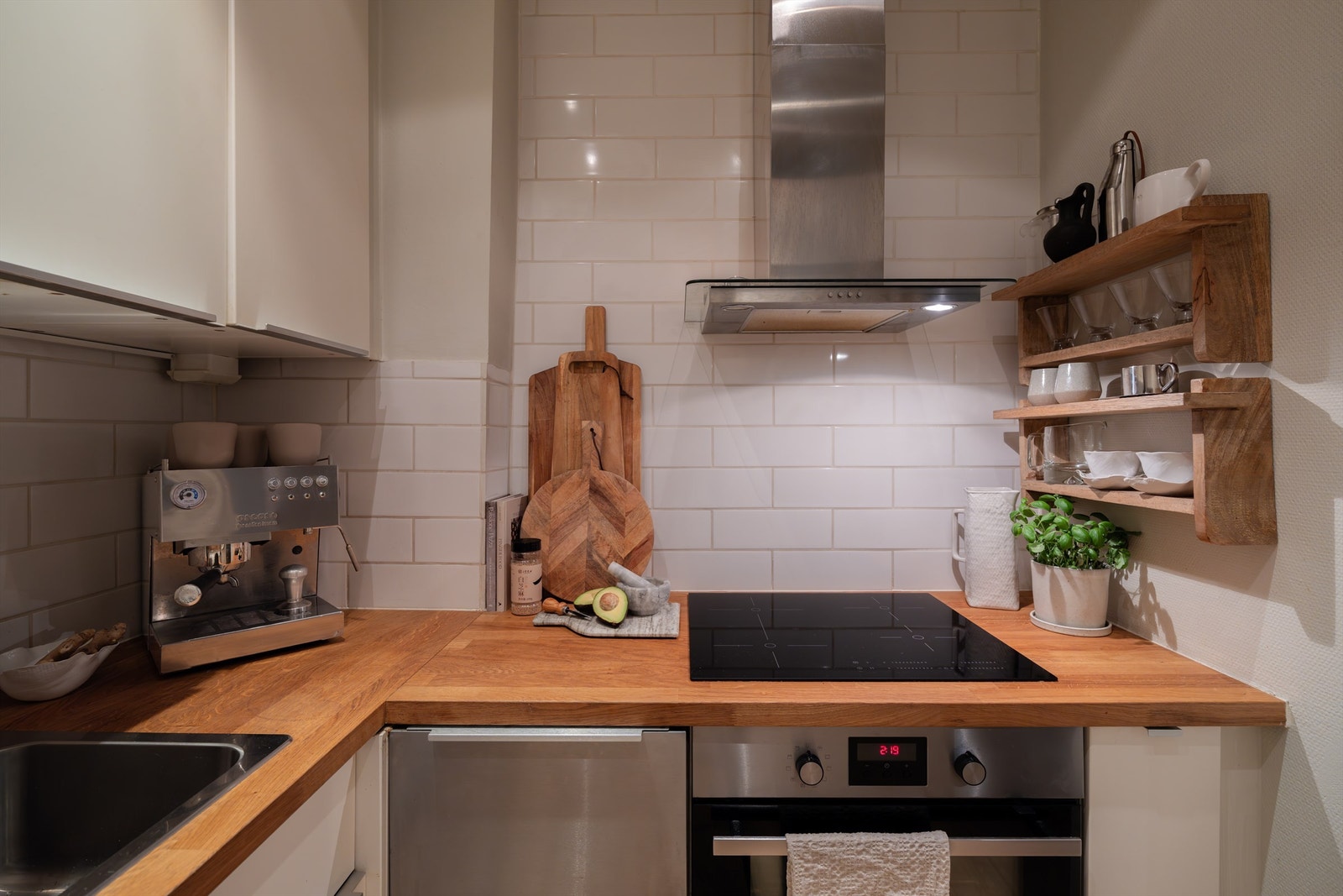 Alt av hvitevarer på kjøkkenet medfølger ved salg. Galleribilde