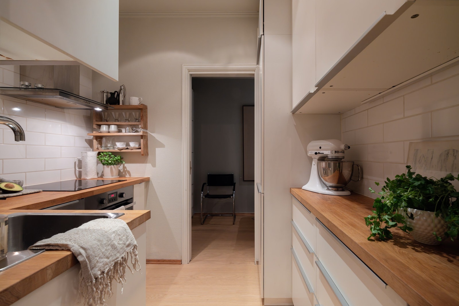 Skyvedør fra kjøkkenet inn til leilighetens soverom. Galleribilde