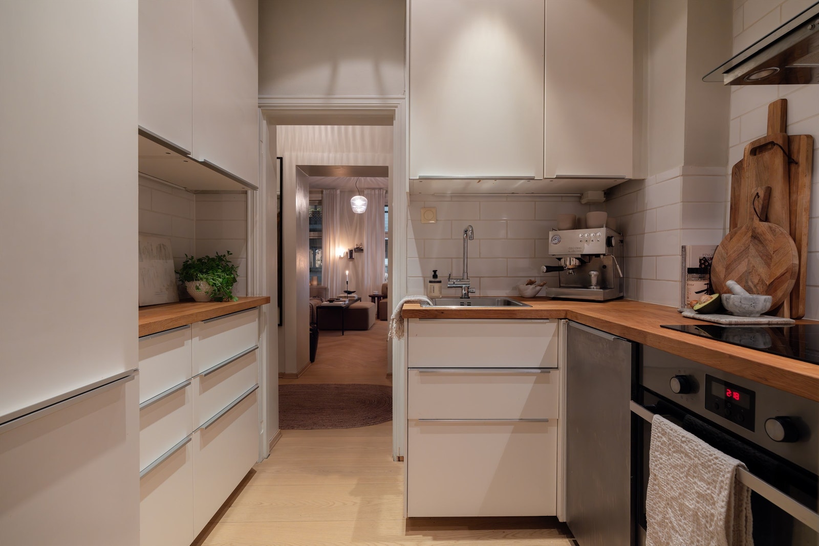 Separat og tidløst kjøkken med fokus på optimal skap og benkeplass. Galleribilde