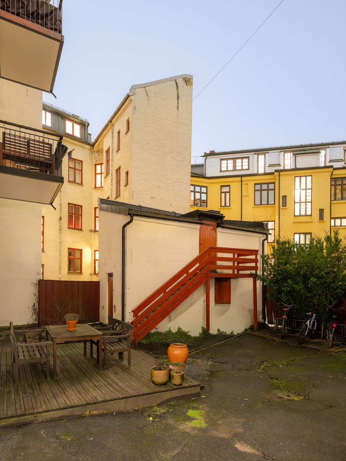 Felles og lukket bakgård som soverommet vender inn mot. Galleribilde