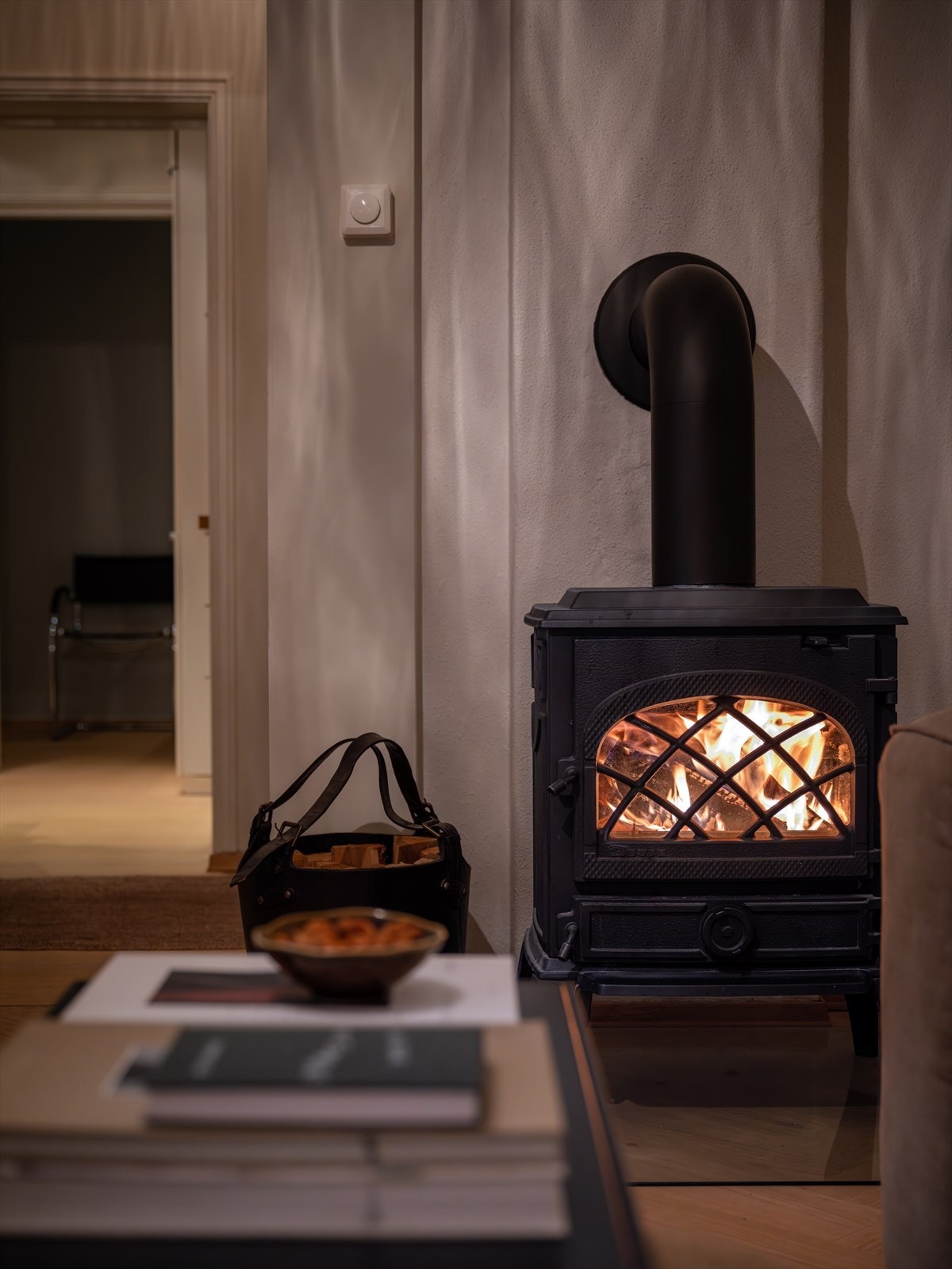 I stuen er det peis som kommer godt med på kalde vinterkvelder. Galleribilde