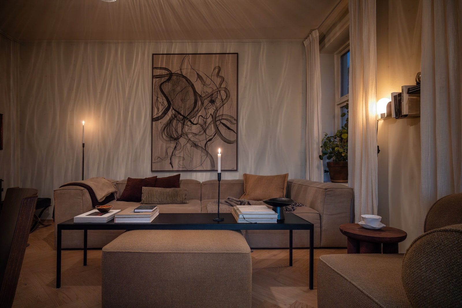 Et sosialt og lyst oppholdsrom med store, klassiske vinduer som slipper inn rikelig med naturlig lys. Galleribilde