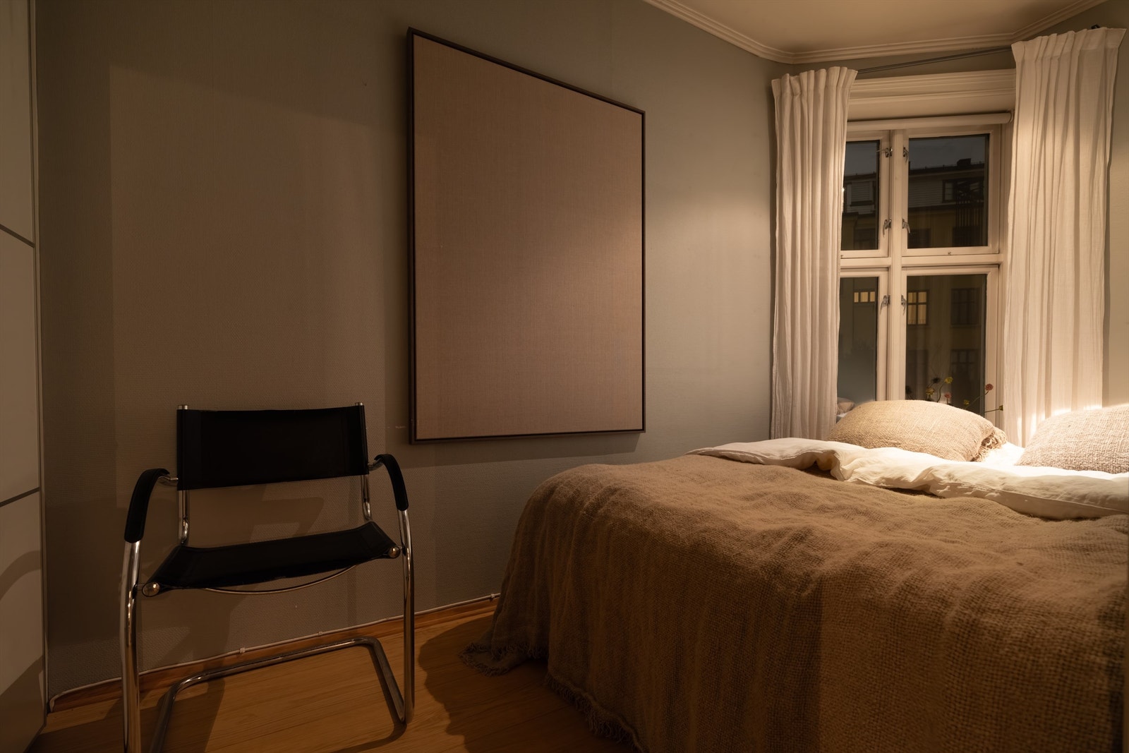 Her er det plass til garderobeskap og dobbeltseng. Galleribilde