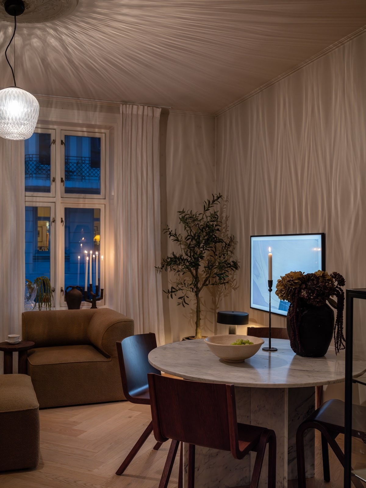 I 2025 ble det lagt et nydelig, kvalitetsgulv av typen en-stavs og fiskebensparkett i hele leiligheten. Galleribilde