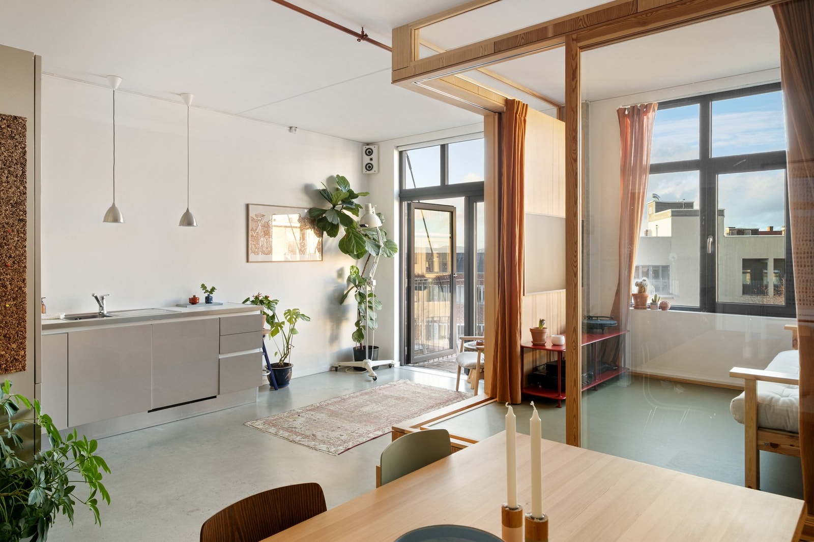 Denne lekre boligen gir mye lys og en luftig romfølelse. Galleribilde