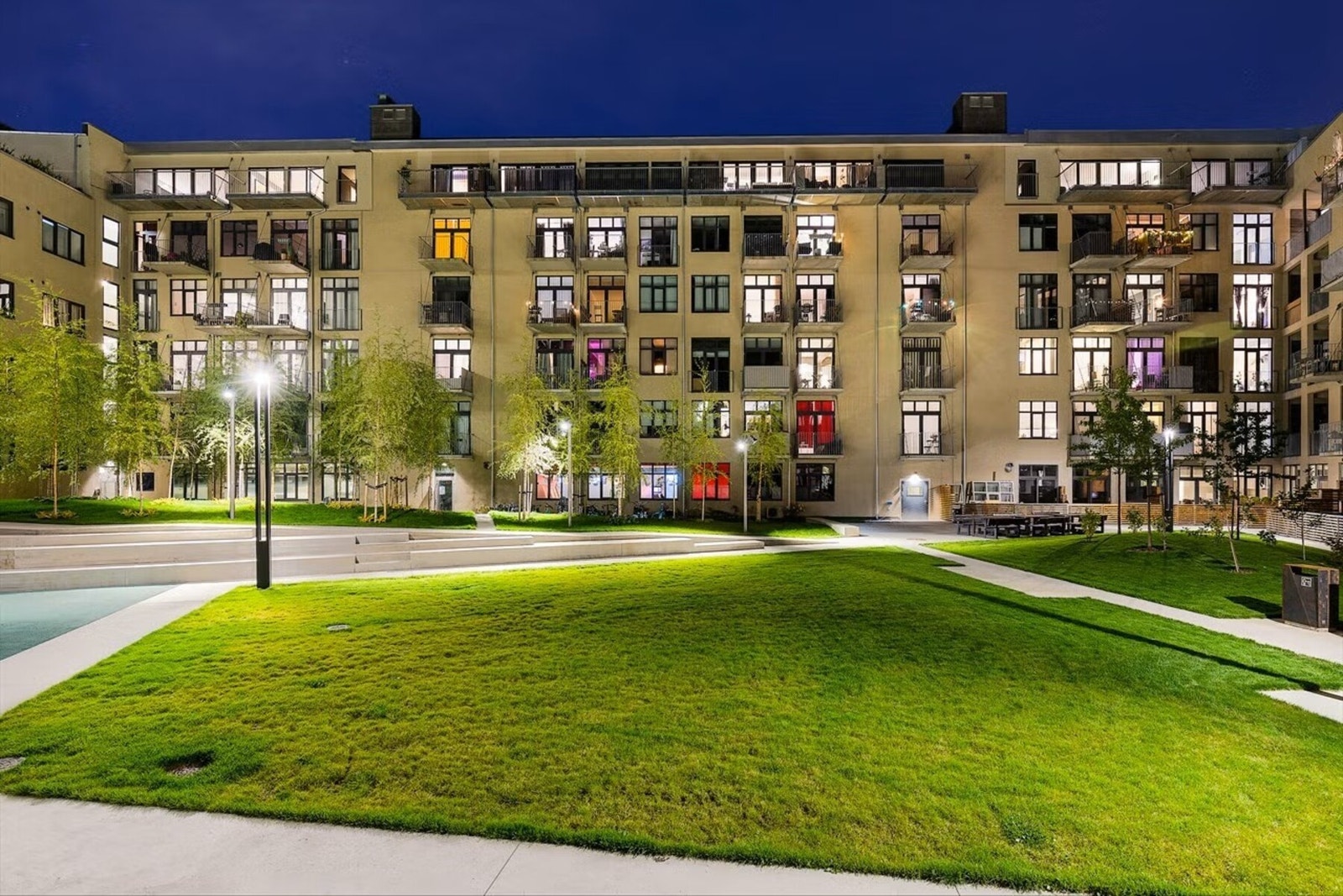 Bilde av bakgården tatt på kvelden. Galleribilde