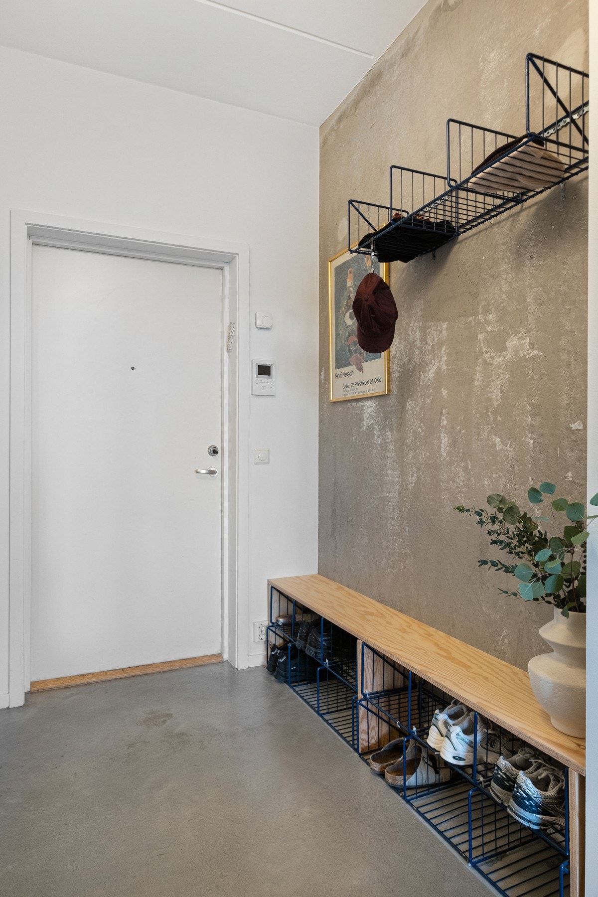 Entrèen har godt med lagringsplass for sko og tøy. Galleribilde