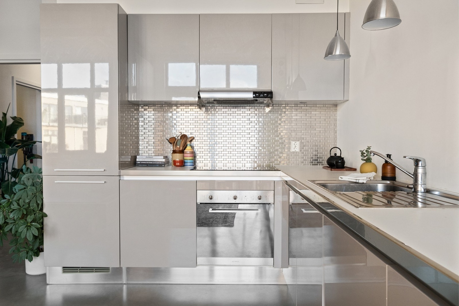 Et lekkert kjøkken med god benk- og skapplass, og integrerte hvitevarer fra smeg. Galleribilde