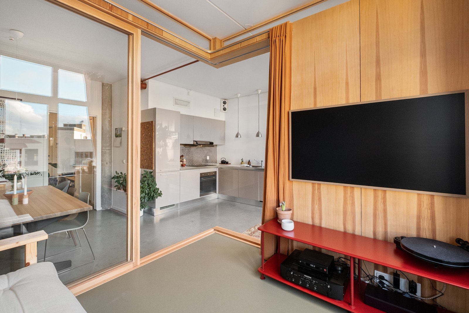 Den lyse, åpne romfølelsen er bevart, samtidig som man kan trekke seg tilbake ved å lukke dørene og trekke for gardinene. Galleribilde