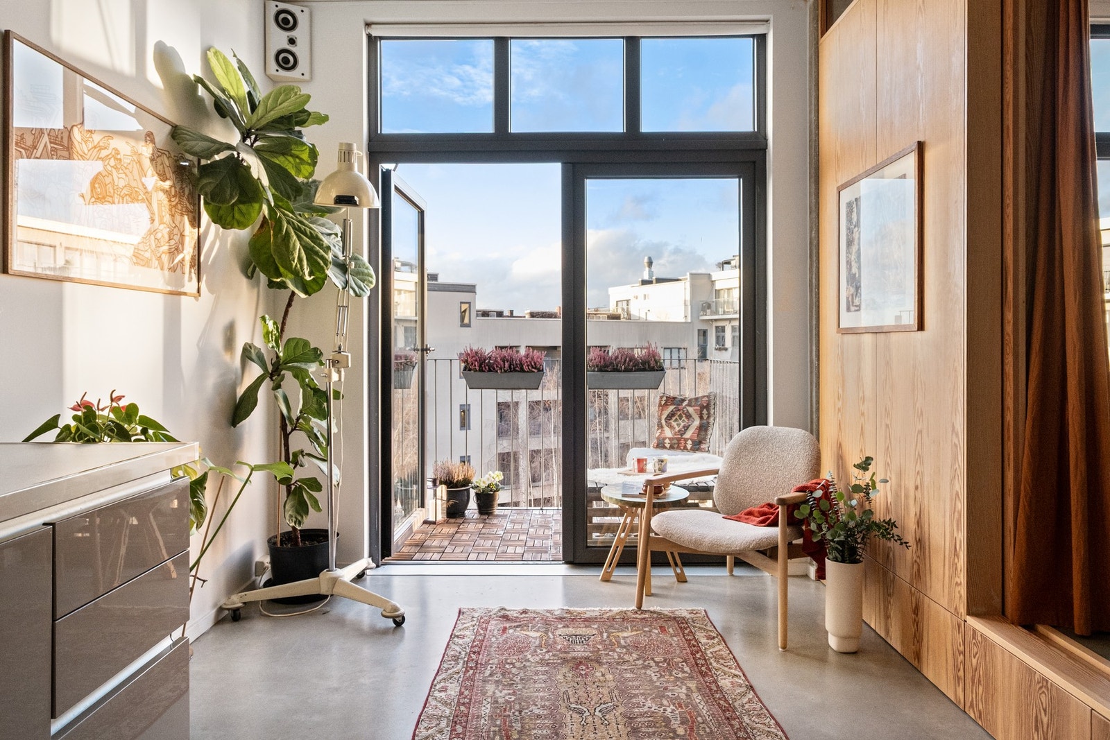 Fra kjøkkenet er det utgang til en solrik balkong som fungerer som en naturlig forlengelse av leiligheten på sommerstid. Galleribilde