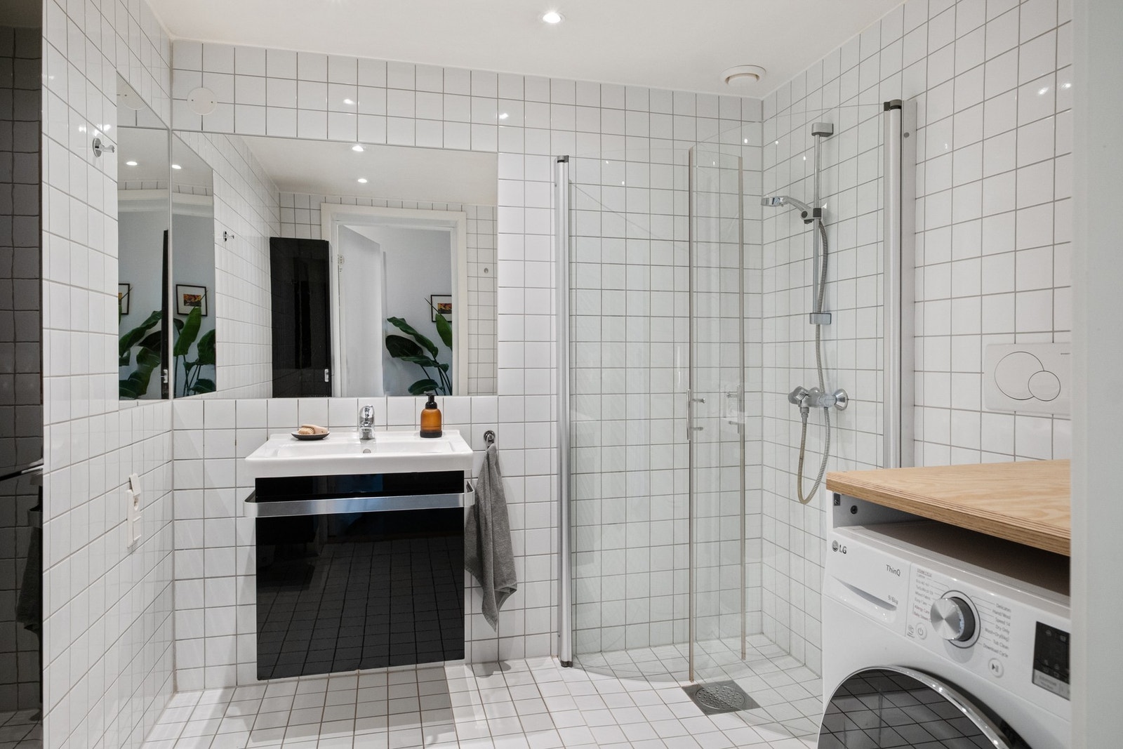 Innbydende og lyst bad fra 2009 med god plass til vaskemaskin. Galleribilde