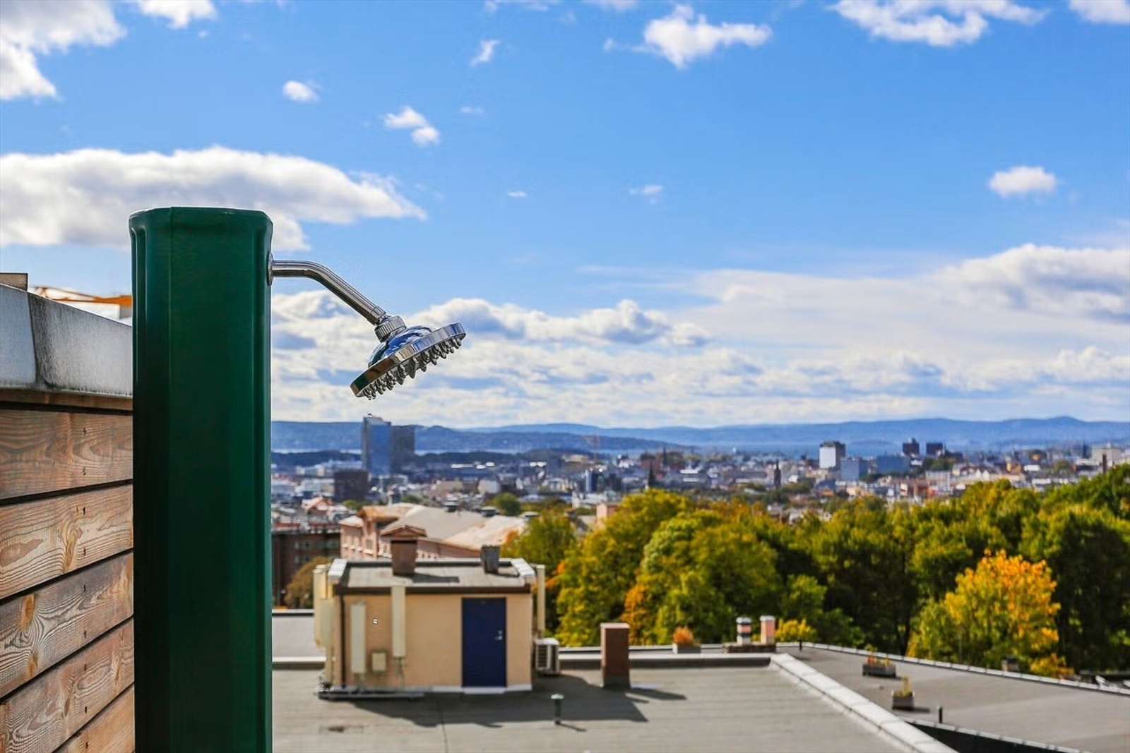 Her er det solplasser, utedusj, grill m.m Galleribilde