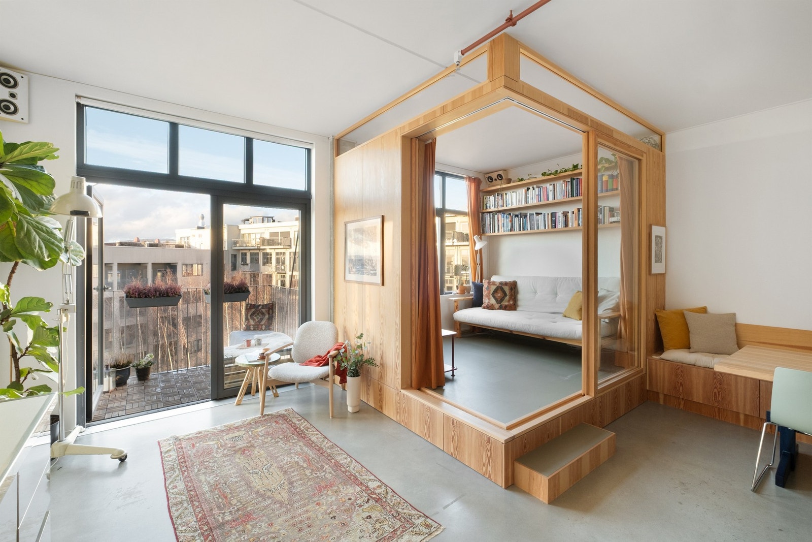 Eiere har laget et ekstra rom i stuen. Rommet er arkitekttegnet og snekkerbygd. Vindusflatene slipper dagslyset inn, og gulvet er hevet for å få plass til skuffer. Galleribilde