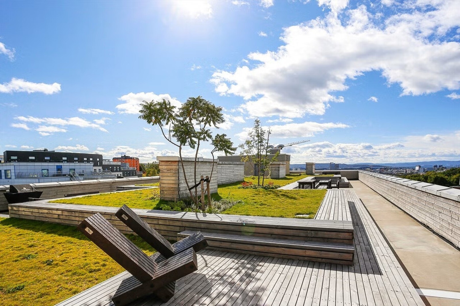 Stor, moderne takterrasse bare én trapp opp. Eierne opplyser å ha brukt takterrassen ofte pga enkel tilgang kun én etasje opp." Galleribilde