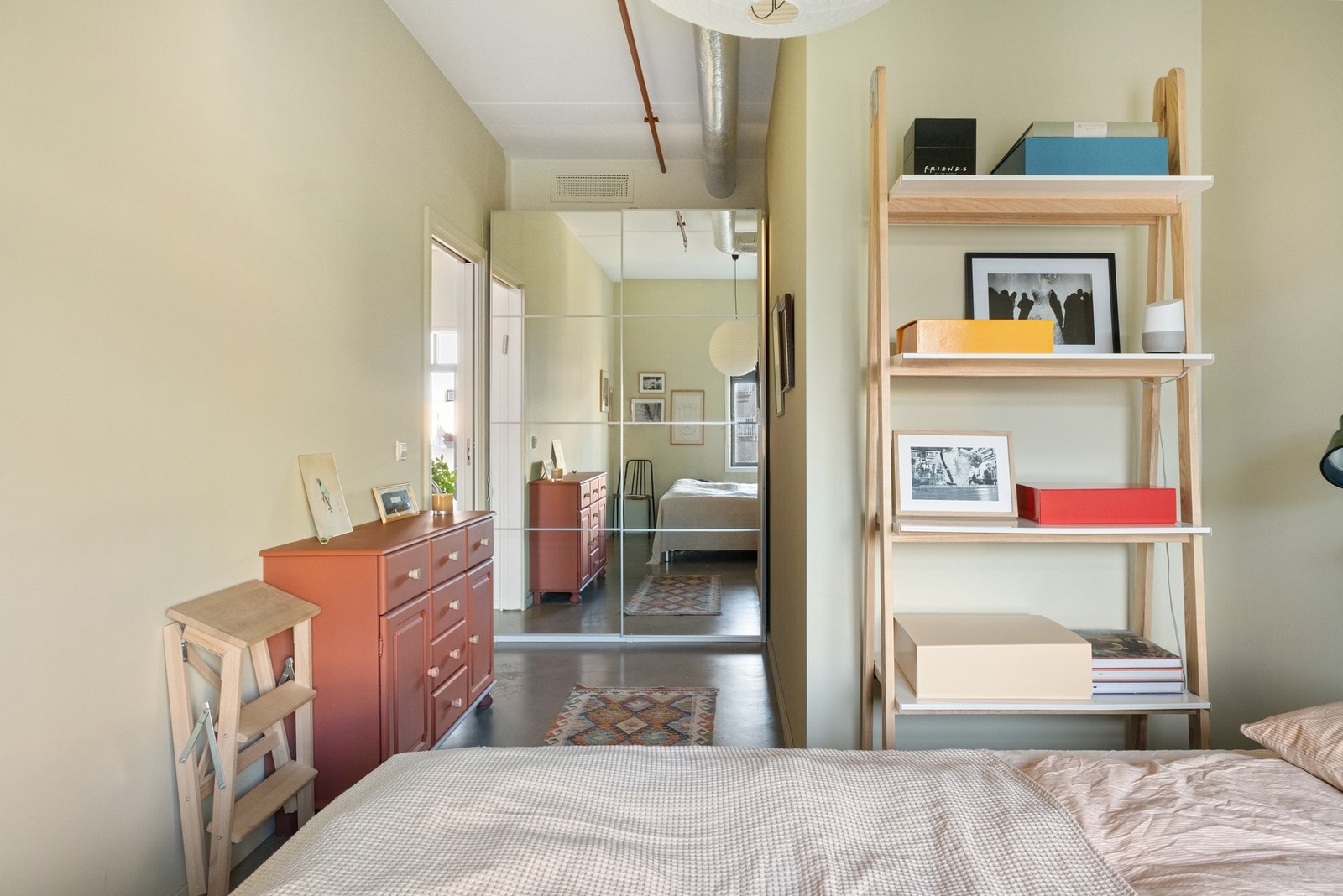 Rikelig med lagringsplass på soverommet. Galleribilde