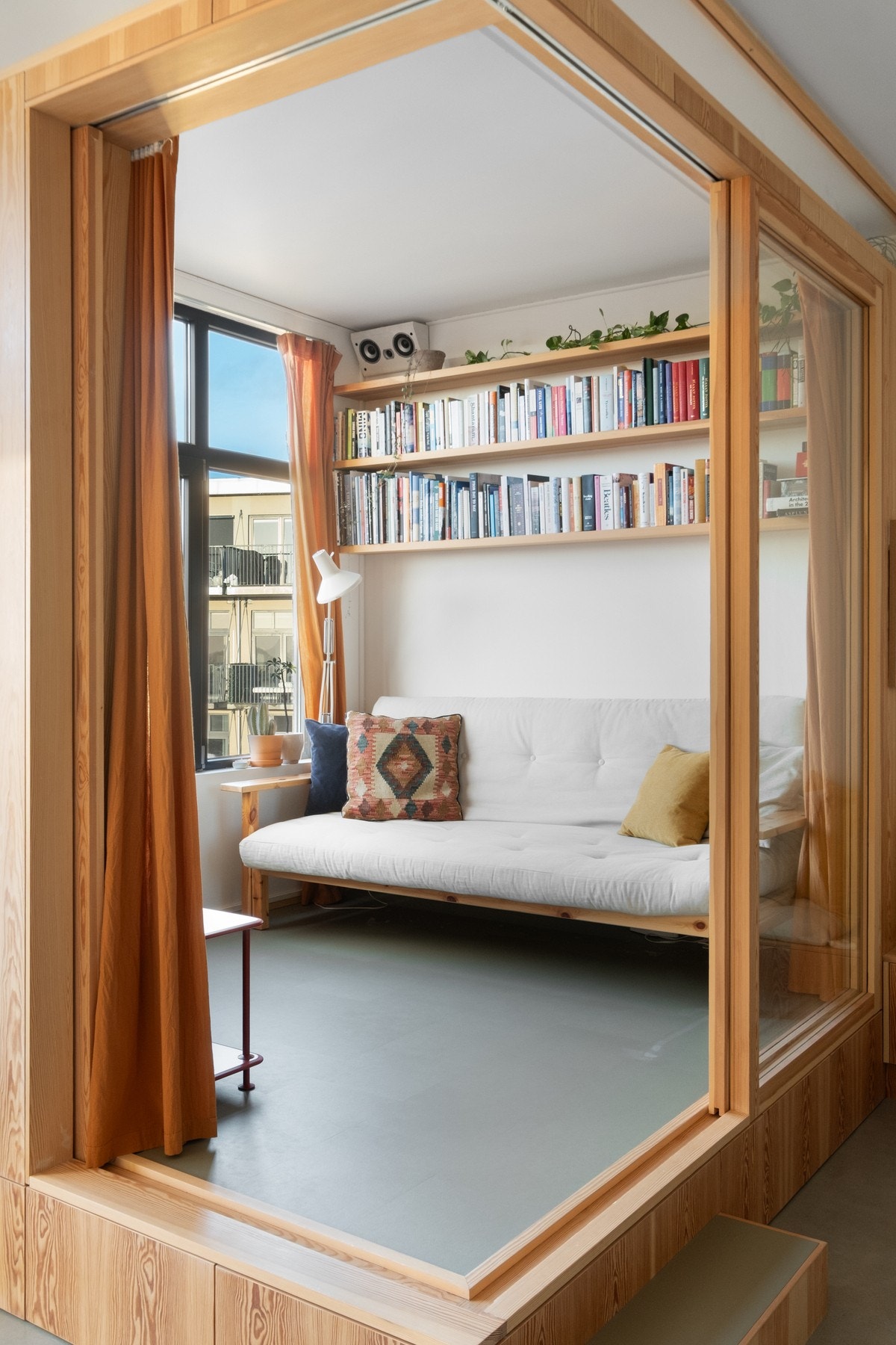 I dag fungerer rommet som en "stue i stuen", men passer utmerket som barnerom, kontor eller hobbyrom. Galleribilde