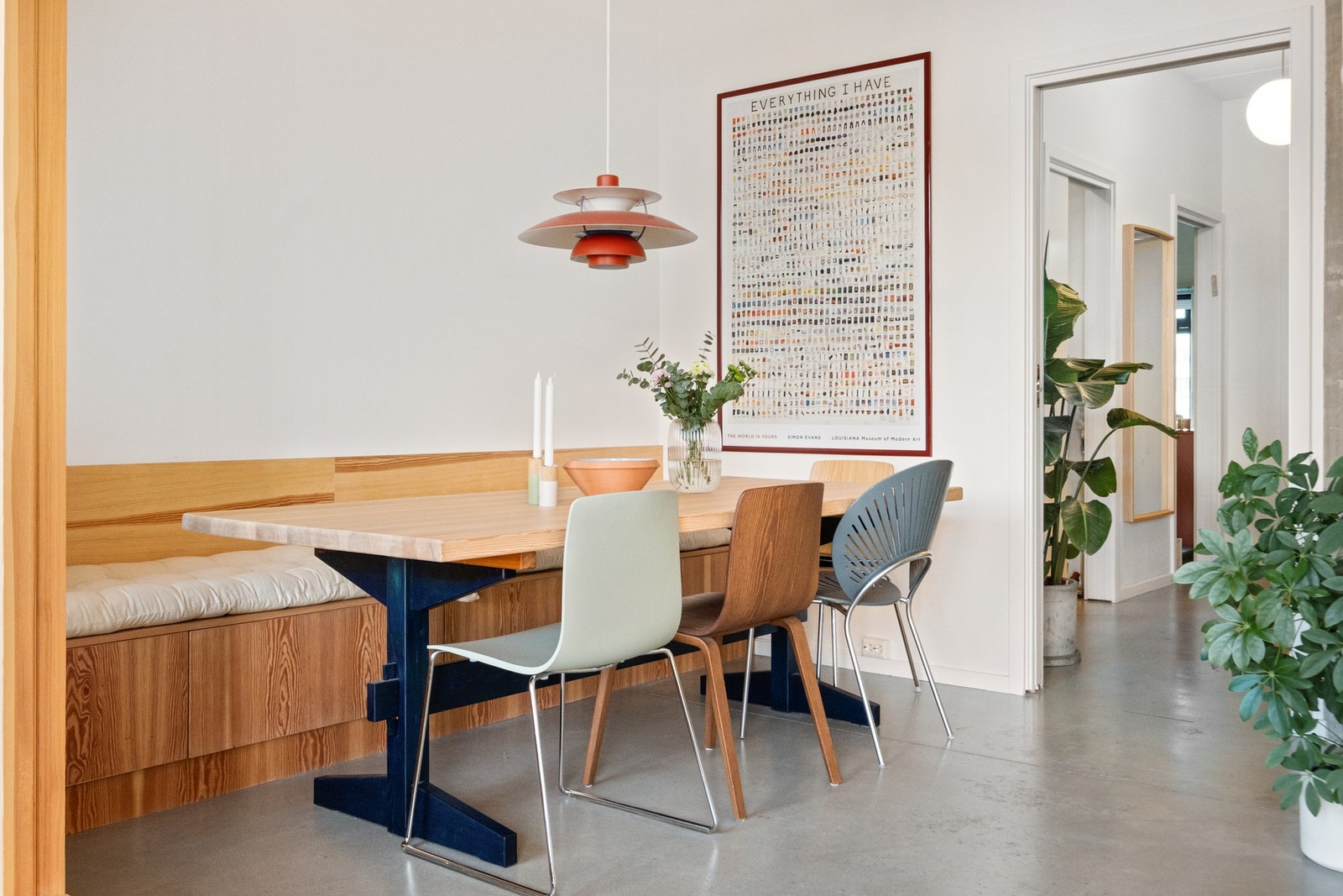 Hyggelig spiseplass med plassbygd sittebenk med innebygde skuffer.. Galleribilde