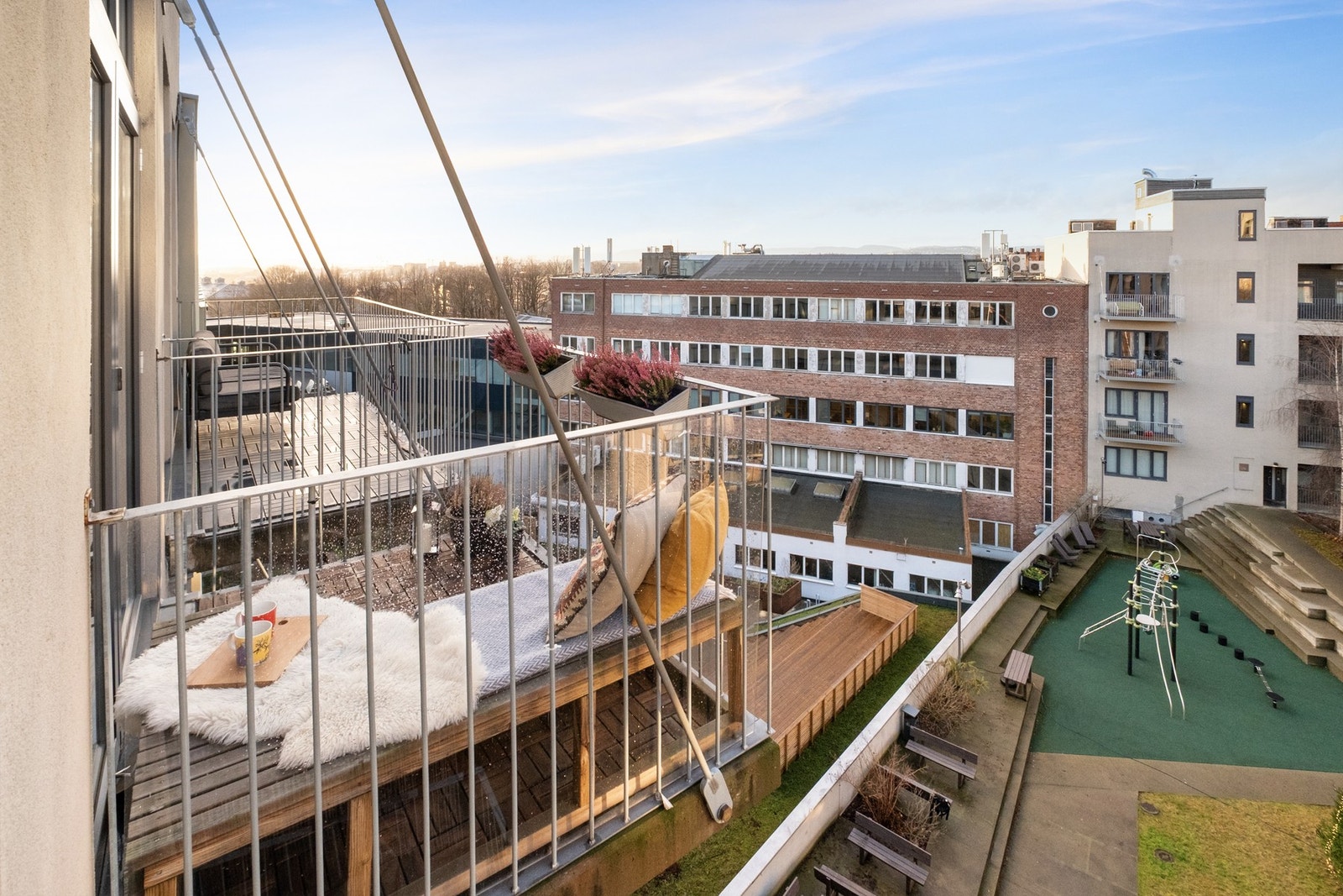 Det er svært gode solforhold på balkongen. Selger opplyser at det på sommeren er sol fra ca kl.14 til solen går ned. Galleribilde