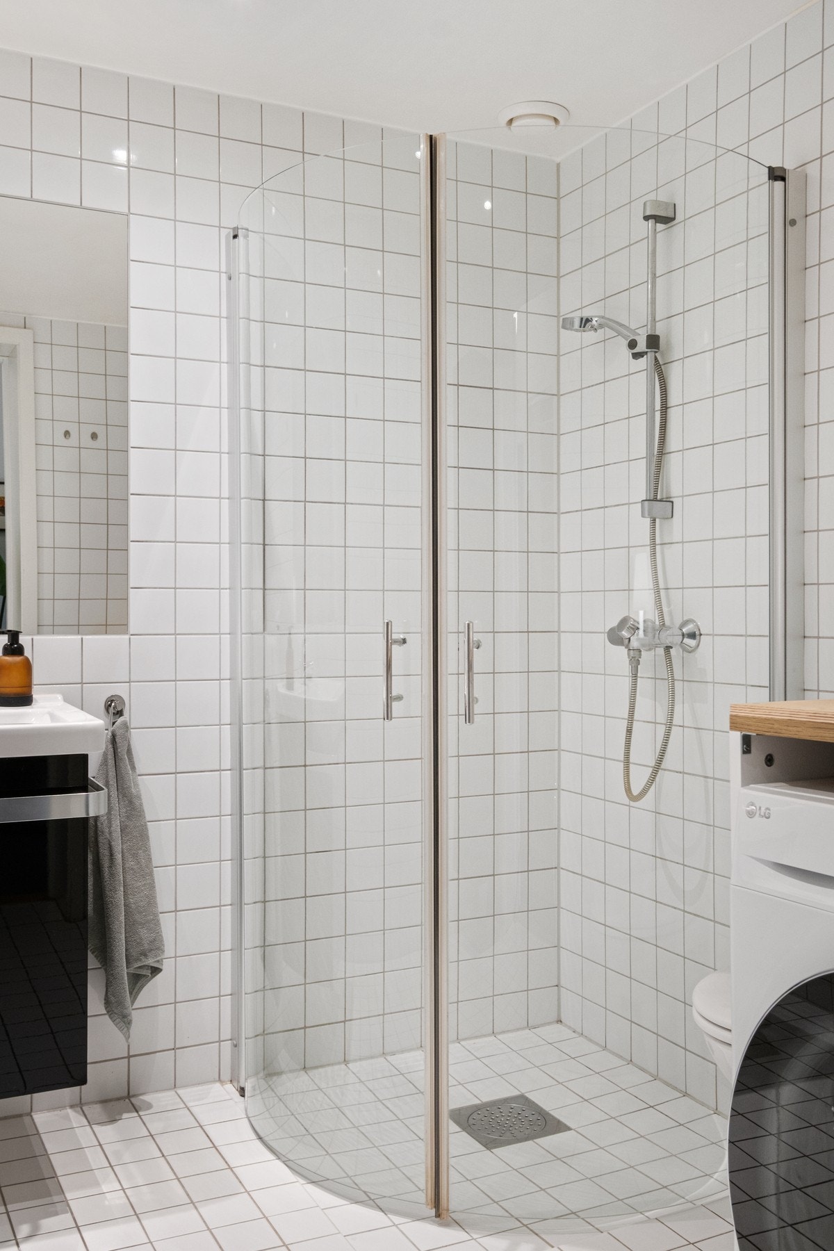 Dusjsonen har innfellbare glassdører. Galleribilde