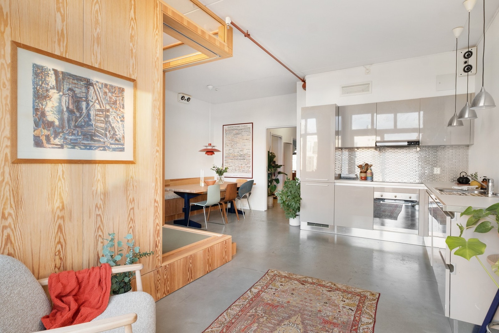 Kjøkkenet er i en åpen løsning med stuen. Galleribilde