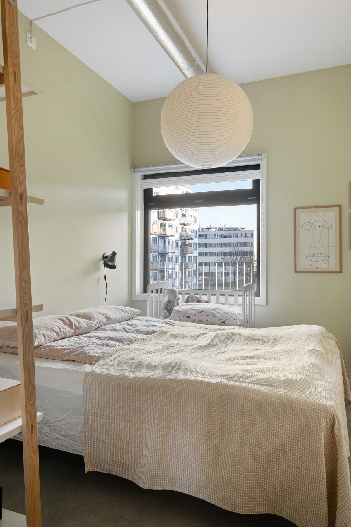 Bilde er til for å vise at det er god plass til en barneseng. Galleribilde