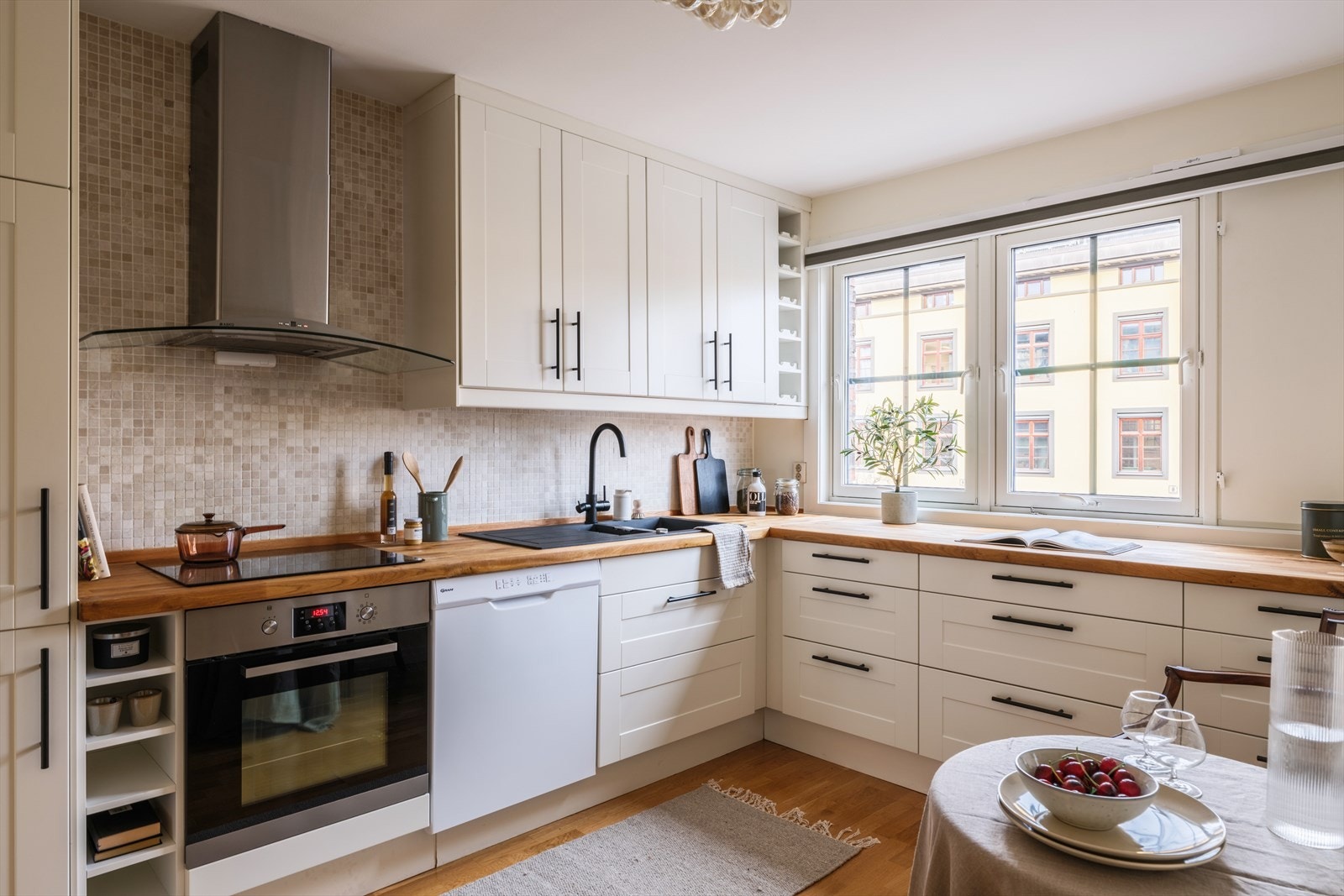 Gode arbeidsflater og rikelig med oppbevaring i skuffer og skap Galleribilde