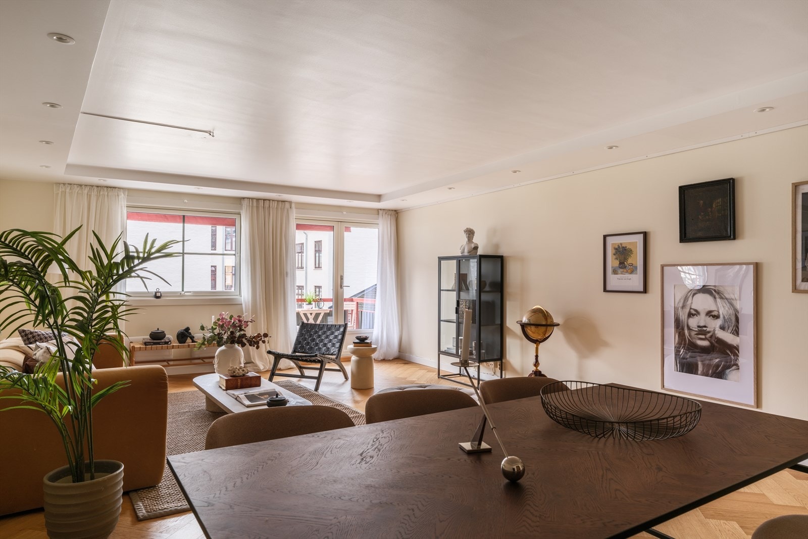 God plass i stuen med sofa, tv-møblement og stort spisebord Galleribilde