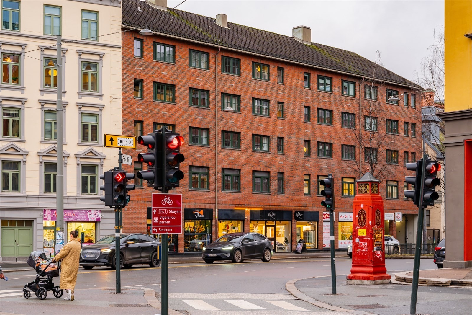 Leiligheten har en supersentral beliggenhet med Majorstuen T-bane rett ved Galleribilde