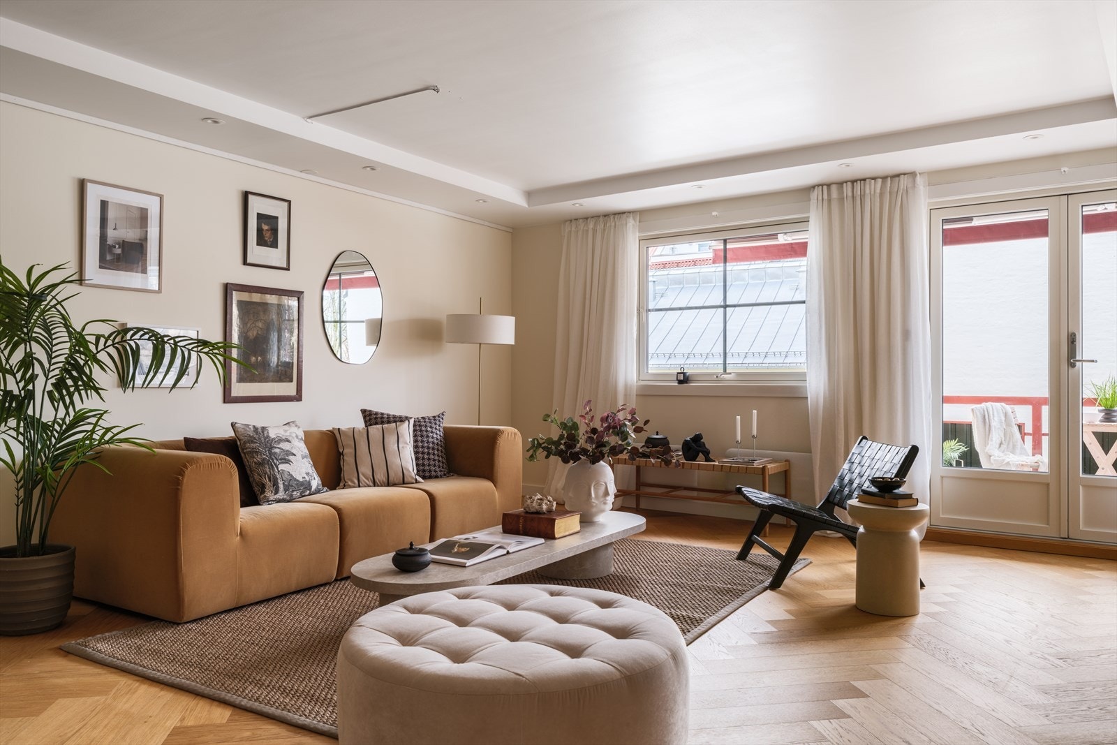 Leiligheten ligger fint til i byggets 4. etasje med heisadkomst og inneholder: Bad, kjøkken, gang, stue og 2 soverom Galleribilde