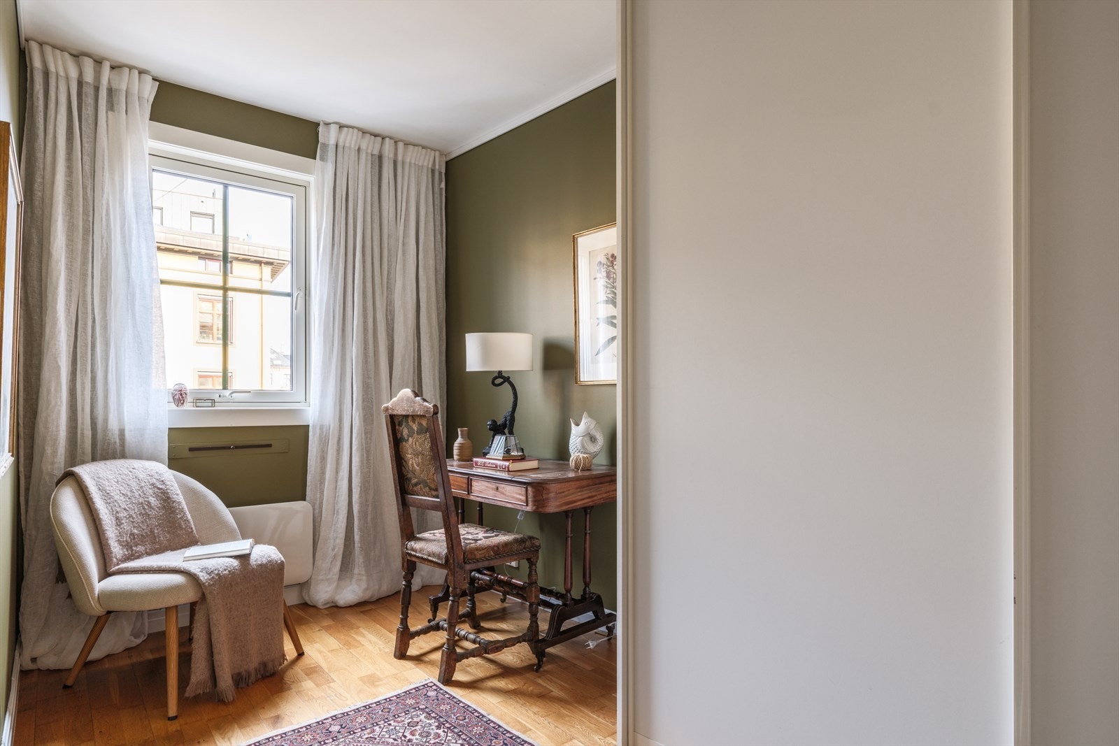 Soverom 2/kontor med skyvedørsgarderobe Galleribilde