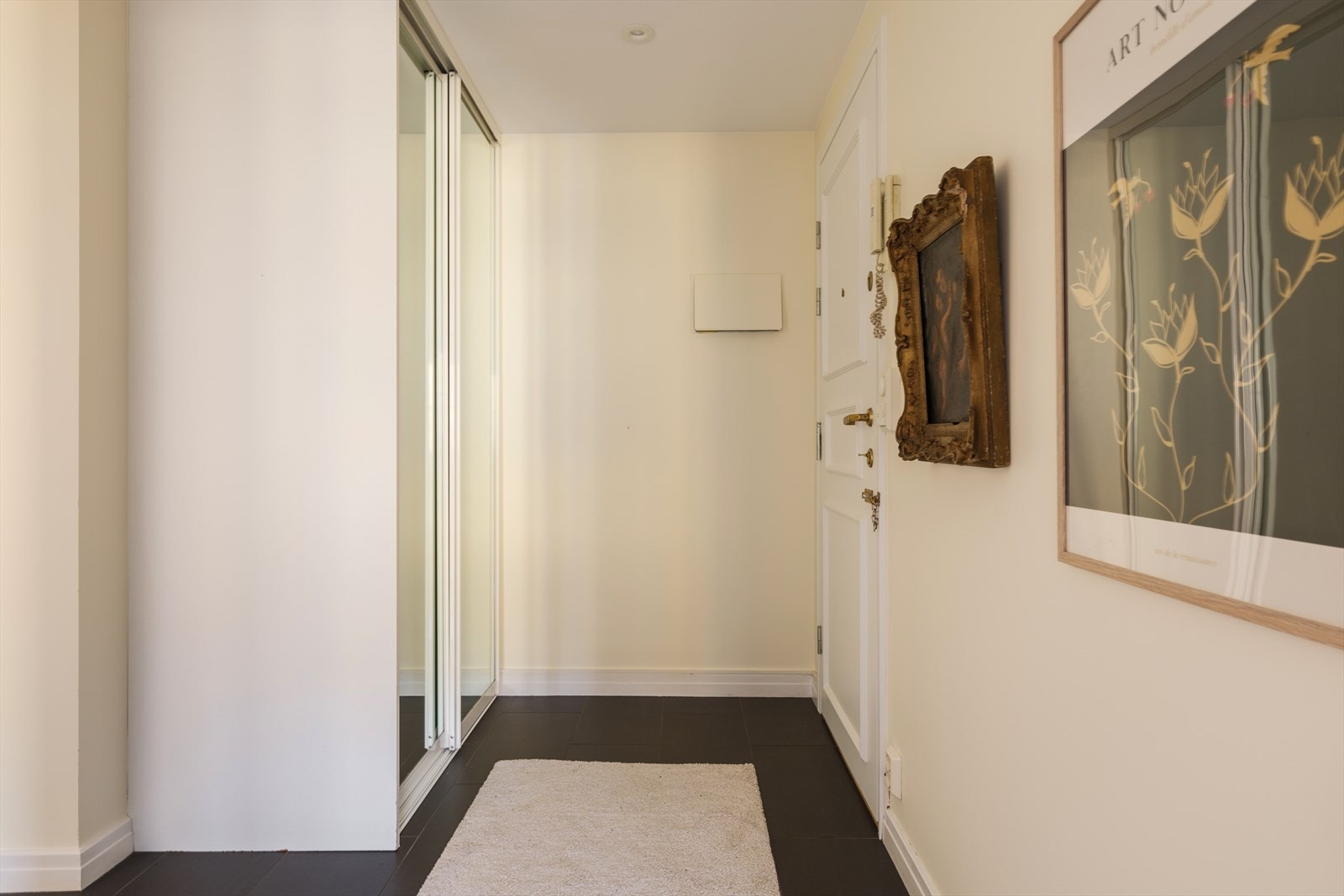 Entrè med downlights i himling og praktisk skyvedørsgarderobe Galleribilde