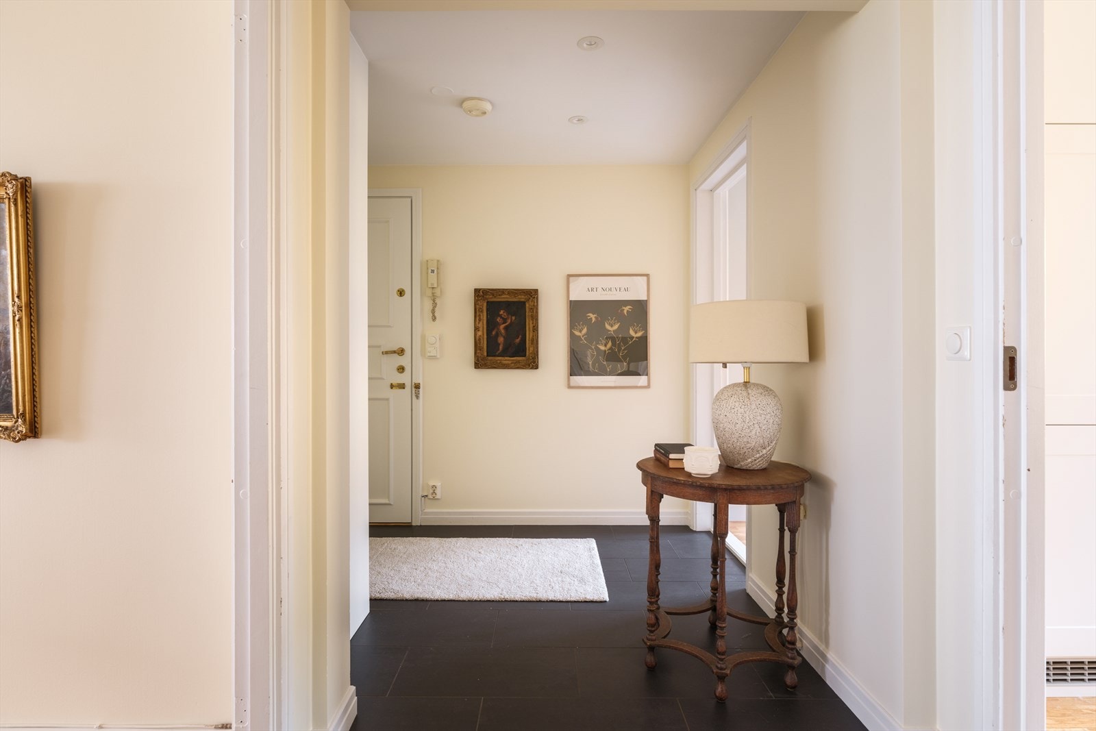 Entreen er av god størrelse og binder fint sammen leilighetens øvrige rom Galleribilde