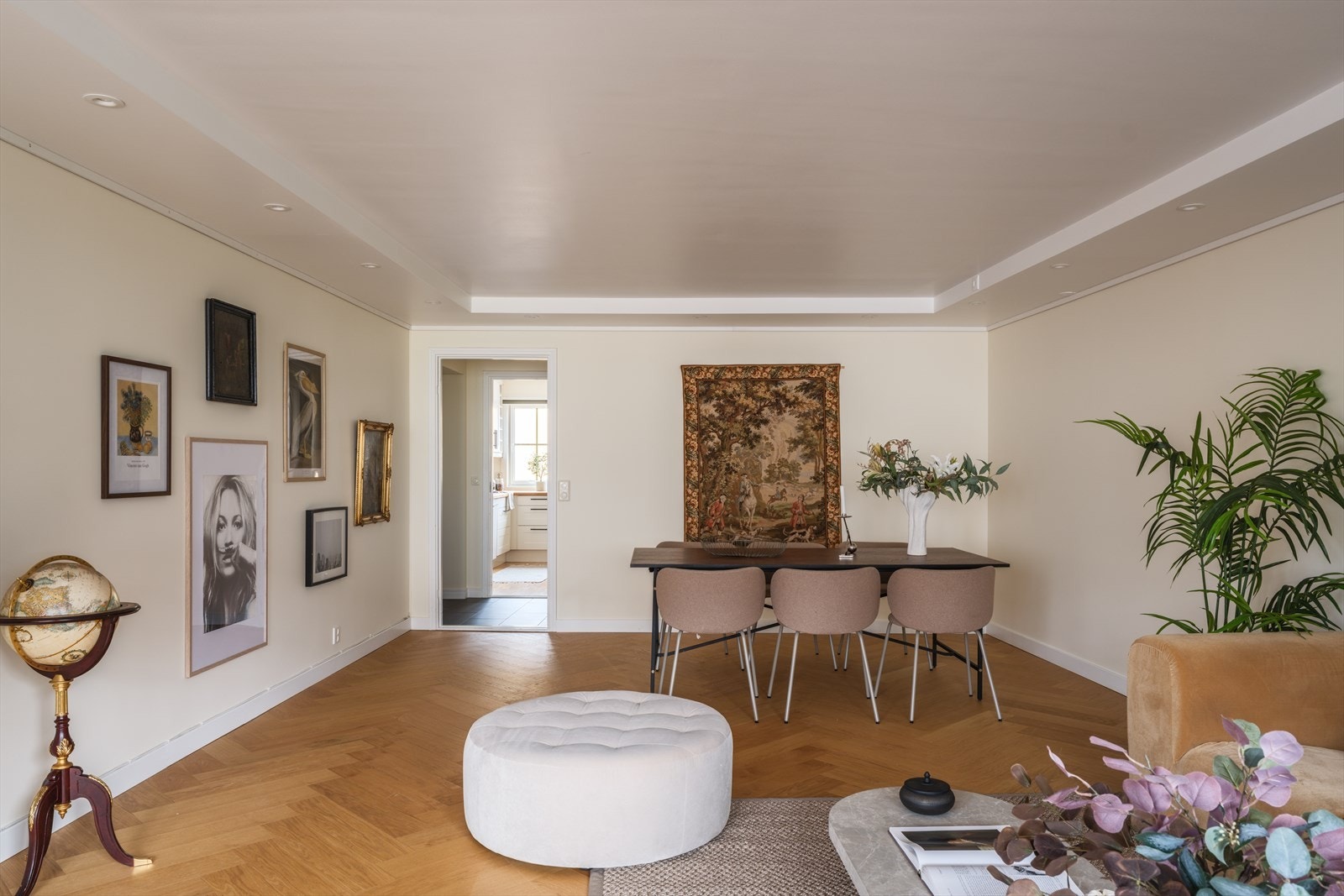 Stuen har downlights i kasse som gir god belysning Galleribilde