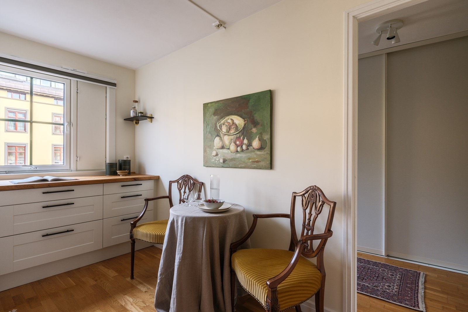 Kjøkkenet har plass til et lite frokostbord Galleribilde