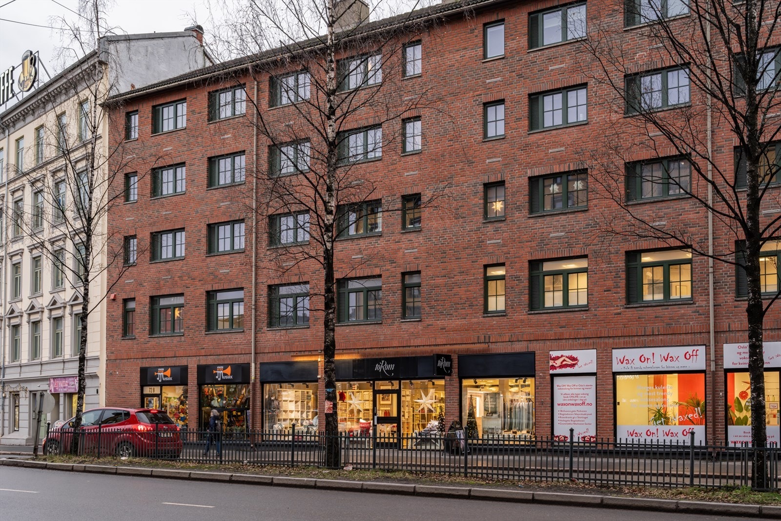 Bygård fra 1985 med fasiliteter som heis og mulighet for garasjeleie Galleribilde