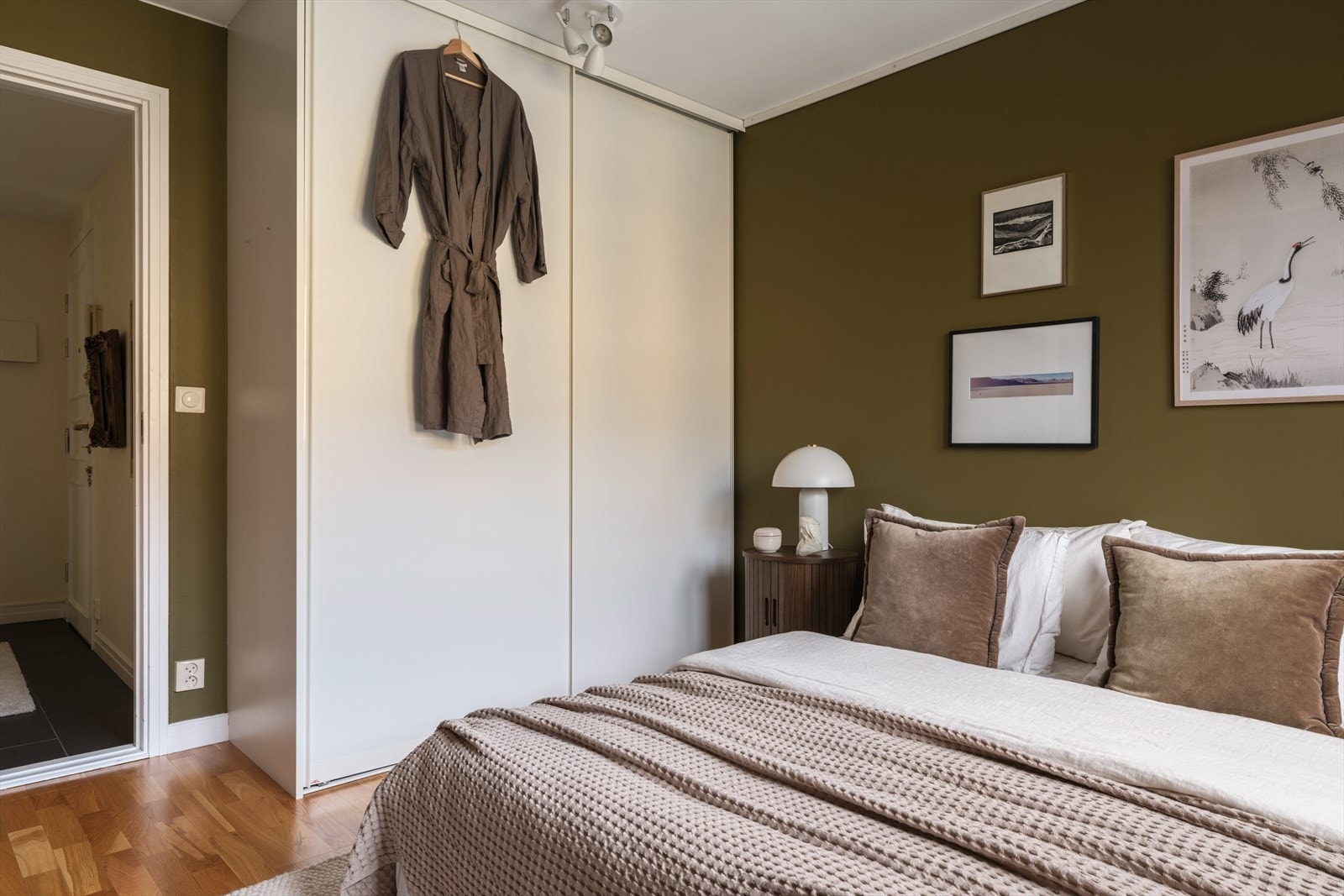 Det er etablert praktisk skyvedørsgarderobe fra gulv til tak Galleribilde