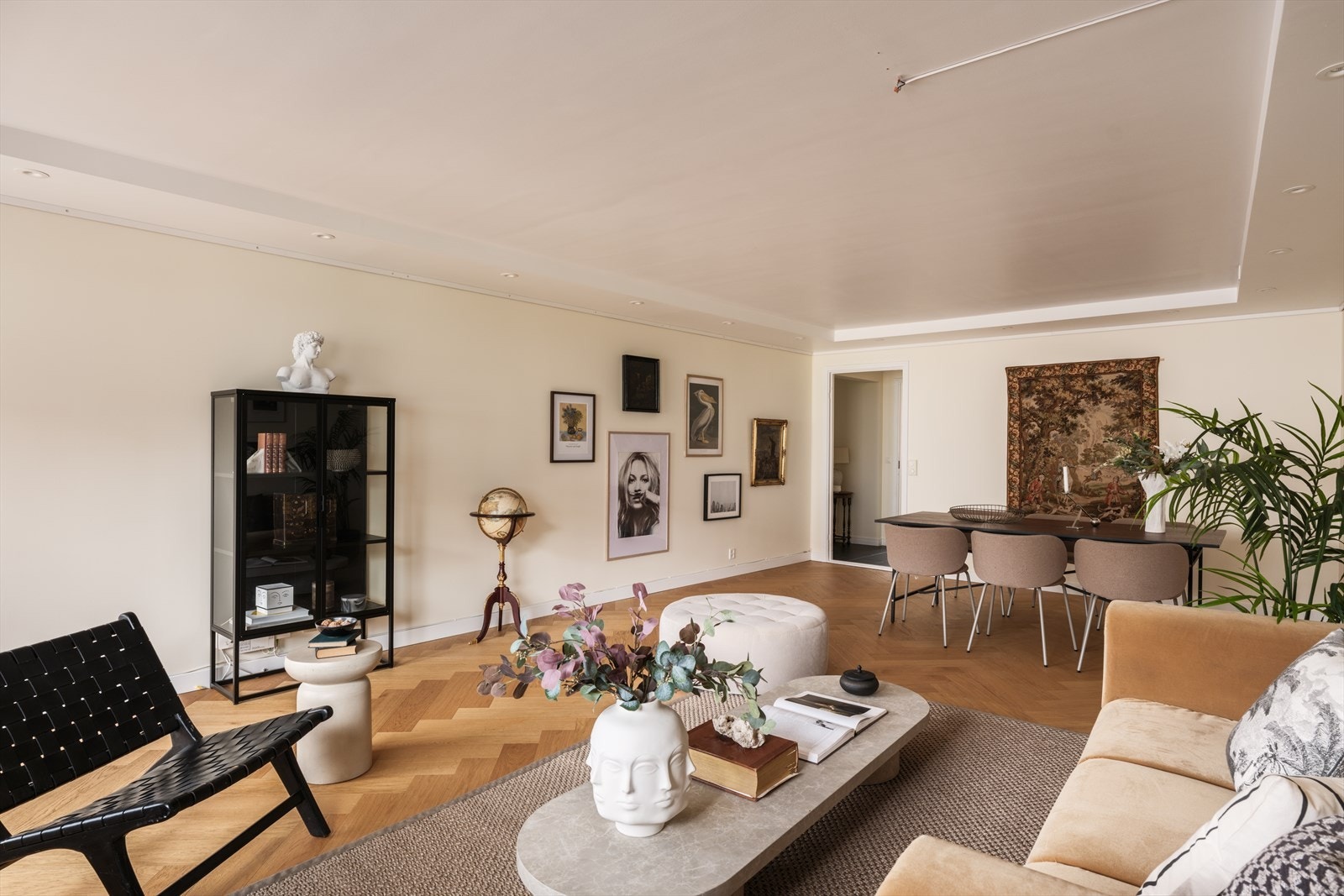 Stuen er nymalt i delikat og moderne farge - legg merke til eikeparketten lagt i fiskebeinsmønster Galleribilde