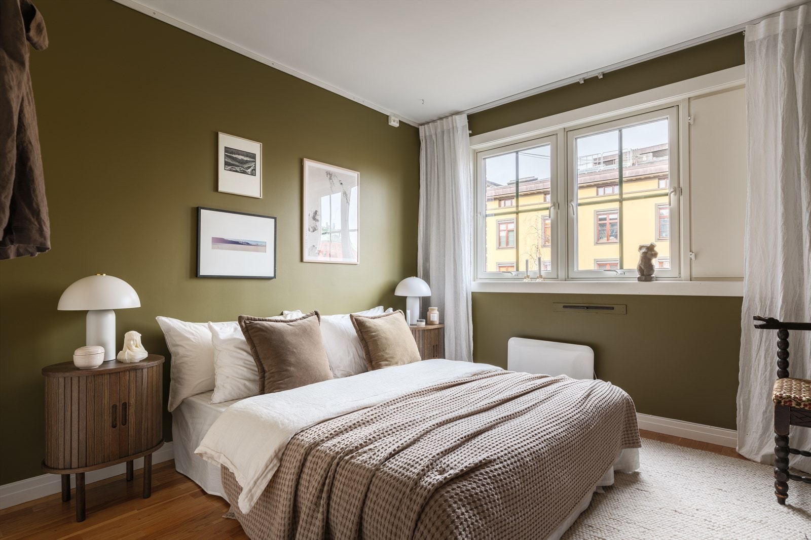 Hovedsoverom med plass til dobbeltseng og nattbord på hver side Galleribilde