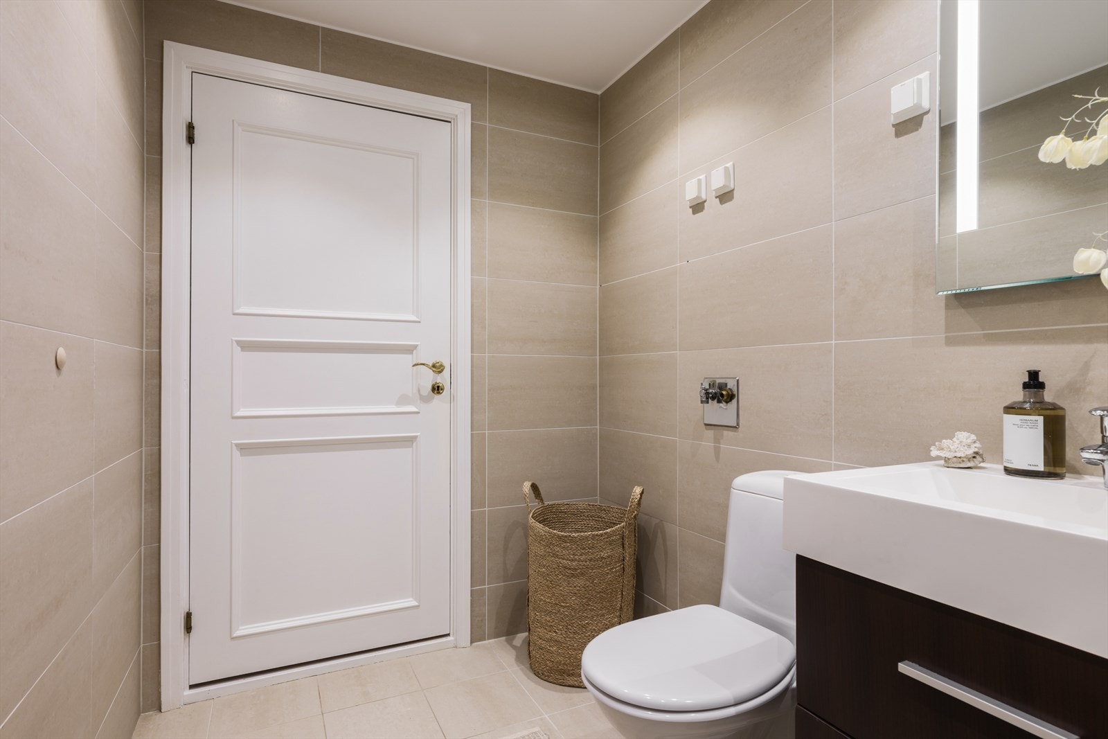 Tidsmessige fliser på vegger og gulv. Elektrisk gulvvarme Galleribilde