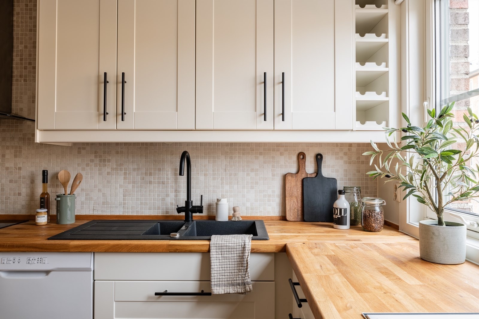 Heltre benkeplate og delikate mosaikkfliser på vegg Galleribilde