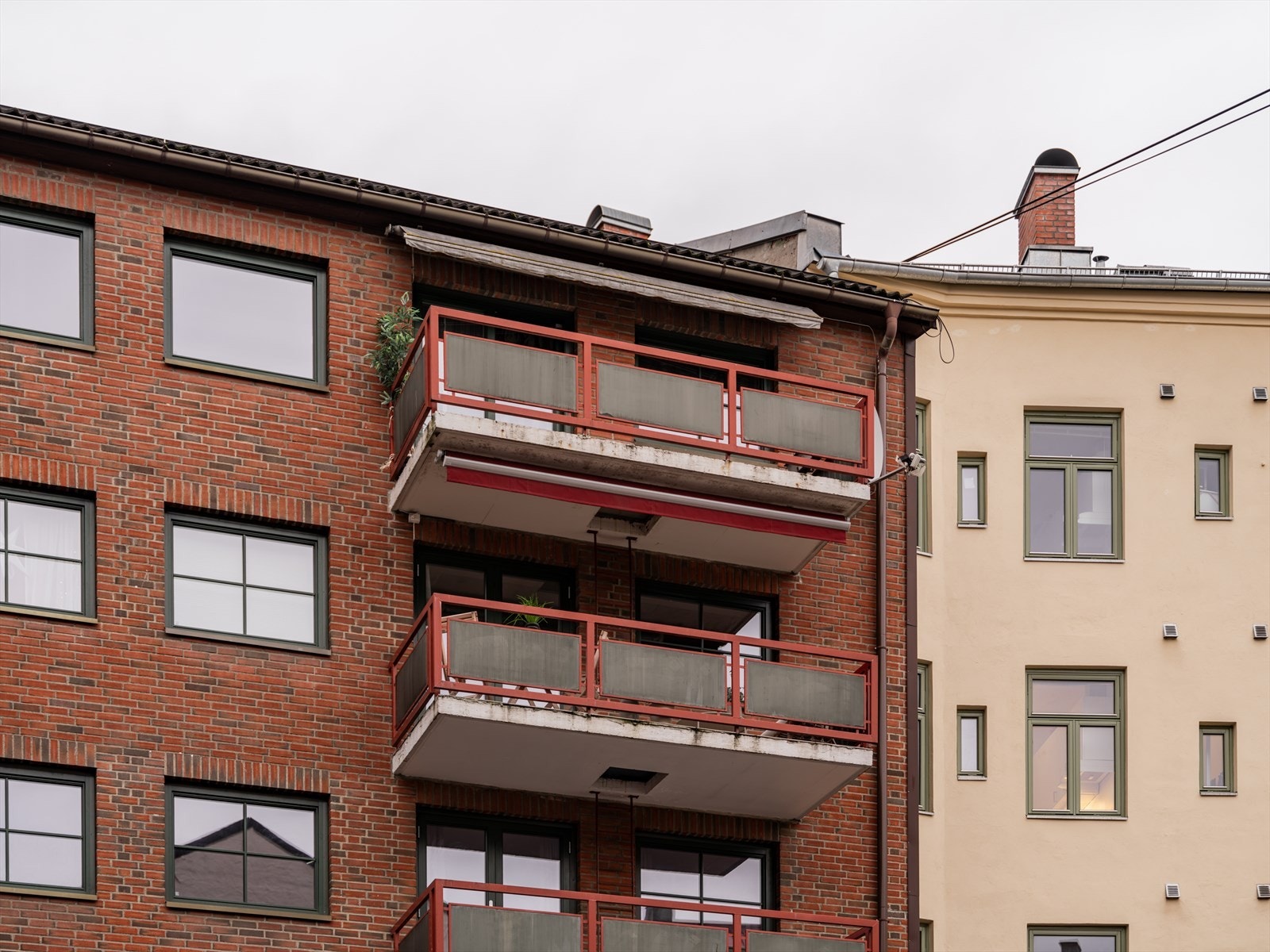 Fasade mot bakgård - leiligheten ligger fint til i nest øverste etasje. Galleribilde